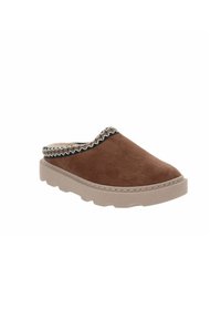 Scarpa slip-on in suede marrone con superficie testurizzata, suola crema e un bordo decorativo intrecciato lungo il margine. Design a profilo basso.