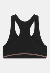 Sort sports-bh med racerback-design, der har en tynd metallisk accentstribe langs bunden. Lavet af et glat, strækbart materiale.