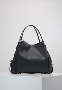 Czarna skórzana torba hobo o teksturowanej powierzchni, szerokim zaokrąglonym kształcie, podwójnych paskach na ramię oraz bocznej kieszeni na zamek.
