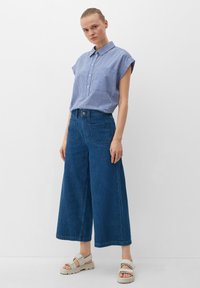s.Oliver REGULAR CULOTTE MIT AUFGESETZTEN TASCHEN - Flared Jeans - blau