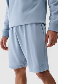 - Krótkie spodenki sportowe