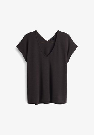 Haut noir à manches courtes avec un design en V et un dos à plusieurs couches, composé d'un tissu texturé avec une coupe ample et décontractée.