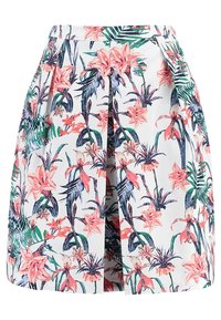Shorts floraux avec un fond blanc, un imprimé tropical vibrant rose et vert, un design plissé et des poches latérales pour plus de fonctionnalité.