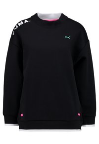 Sudadera negra fabricada con tela suave. Presenta un cuello blanco, detalles en rosa y un gran logo blanco de Puma en el hombro con un logo en verde azulado en el pecho.