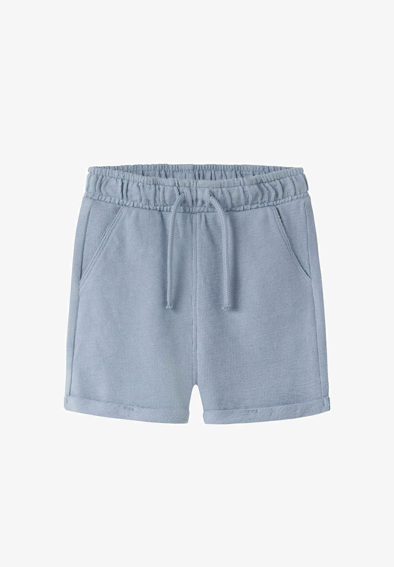 Shorts tricotés bleu clair avec taille élastique, cordon, poches latérales et ourlets roulés sur fond blanc.