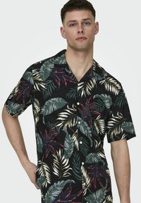 Only & Sons NORMAL GESCHNITTEN RESORT KRAGEN - Camisa - black