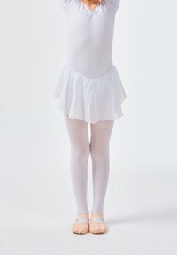 Leotard de ballet blanc avec un corps ajusté et une jupe en tulle doux. Des collants blancs et des chaussons de ballet couleur chair complètent la tenue.
