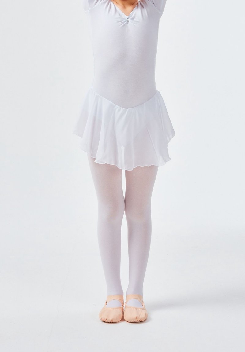 Hvid balletbodystocking med en tætsiddende overdel og en blød tylskørt. Hvide tights og nude balletsko fuldender outfittet.