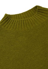 Pletený svetr má kruhový pružný výstřih, texturovanou olivově zelenou tkaninu a volný střih s jemným vzorováním.