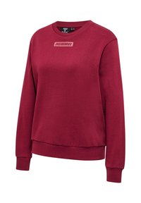 Sweat-shirt bordeaux à manches longues avec col rond, poignets et ourlet côtelés, comportant un petit logo Hummel sur la poitrine et une étiquette de marque à l'intérieur du col.