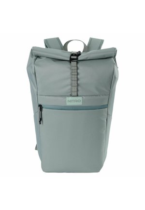 Sac à dos gris clair à fermeture roulante, avec une poche zippée à l'avant, des bretelles ajustables et un patch logo "NITRO" sur le panneau avant.