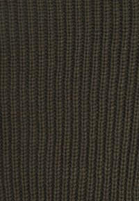 Tela de punto verde oscuro con una textura acanalada y líneas verticales, que muestra hilos suaves y gruesos para calidez y durabilidad.