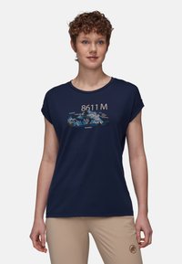 Granatowa bawełniana koszulka z krótkim, podwiniętym rękawem i grafiką przedstawiającą góry z napisem "8611 M" wydrukowanym w jasnych kolorach.