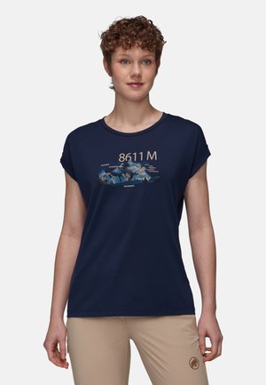 Mörkblå bomull t-shirt med rullade korta ärmar och en grafik med berg samt "8611 M" tryckt i ljusa färger.