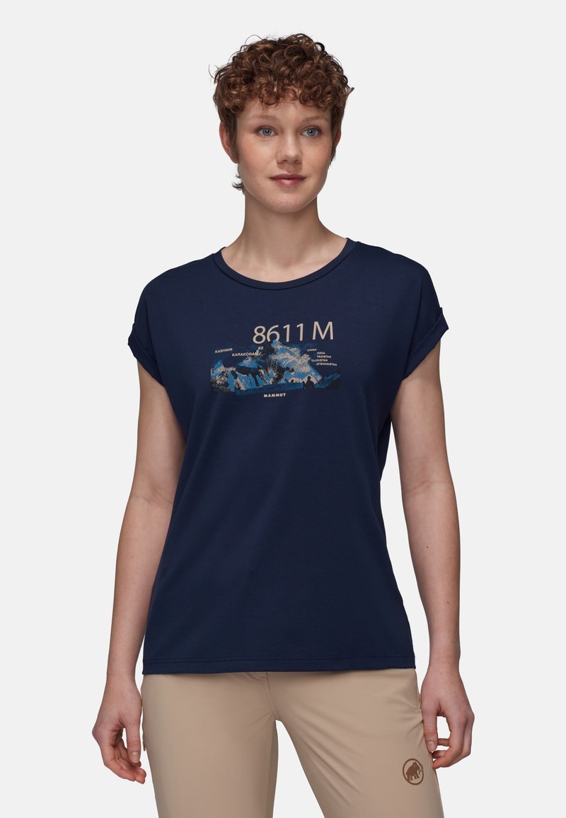 Granatowa bawełniana koszulka z krótkim, podwiniętym rękawem i grafiką przedstawiającą góry z napisem "8611 M" wydrukowanym w jasnych kolorach.