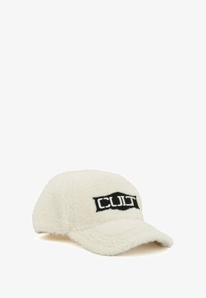 Bonnet en polaire blanche avec une visière courbée et un patch rectangulaire noir portant le mot "CULT" en blanc. Texture douce et design décontracté.