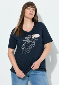 Marineblå T-shirt i blødt stof med korte ærmer, med et trykt design af skyer og regndråber samt teksten "samle smukke øjeblikke."