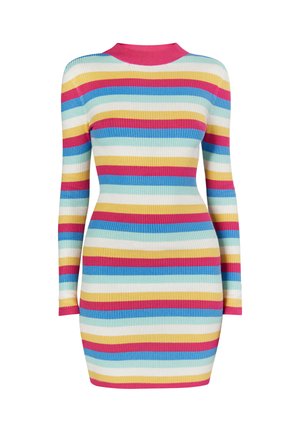 Csíkos, bordázott kötésű ruha, hosszú ujjakkal, magas nyakkal, rózsaszín, kék, sárga és fehér vízszintes csíkokkal. Formához idomuló sziluett.