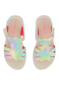 Πολύχρωμα σανδάλια με γυαλιστερές καρδιές και αστέρια για διακόσμηση. Κατασκευασμένα από ελαφρύ υλικό, διαθέτουν ρυθμιζόμενους ιμάντες και πέλμα σε κρεμ χρώμα.