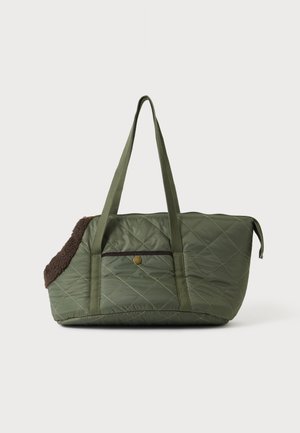 Sac cabas matelassé vert avec longues anses, petite poche extérieure avec bouton et bordure en polaire marron sur un côté.