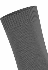 Calzino grigio lavorato a maglia con polsino a costine e tessuto texturizzato su sfondo bianco.