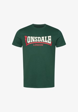 Zaļš kokvilnas T-krekls ar izteiksmīgu balto un sarkano "Lonsdale London" logotipu, klasiska apaļā kakla dizains un īsas piedurknes.
