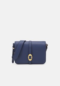 Borsa a tracolla in pelle blu navy con finitura testurizzata, chiusura frontale e tracolla regolabile, caratterizzata da dettagli in metallo color oro.