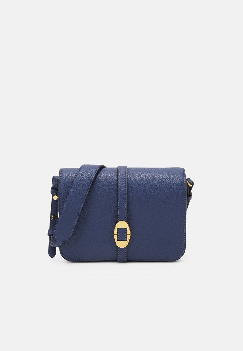 Borsa a tracolla in pelle blu navy con finitura testurizzata, chiusura frontale e tracolla regolabile, caratterizzata da dettagli in metallo color oro.