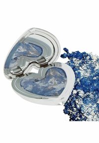 Hjärtformad kompakt med en glänsande metallisk silverfinish, innehållande blå och silverögonskugga, omgiven av blå glitter.