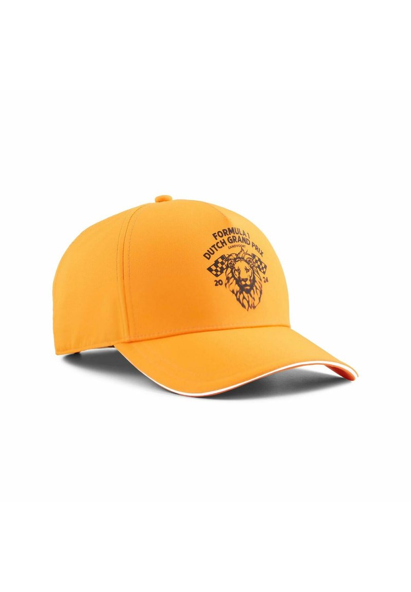 Pomarańczowa czapka bejsbolowa z zakrzywionym daszkiem, z czarną grafiką lwa i szachownicą. Wzór zawiera kontrastowe białe akcenty.