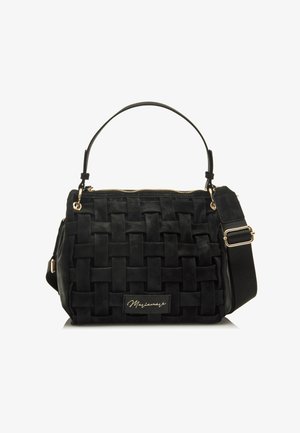 Bolso de mano de ante negro tejido con cierre de cremallera, asas redondeadas, correa de hombro ajustable y detalles en hardware dorado.