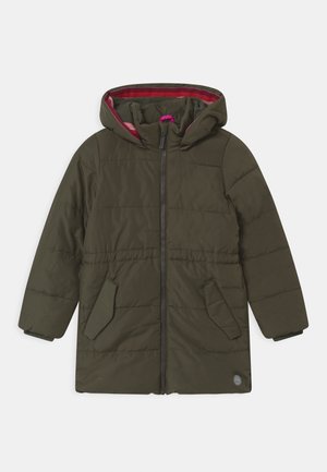 Giacca imbottita verde scuro con cappuccio, dotata di zip frontale, due tasche laterali e fodera rossa visibile all'interno del cappuccio.