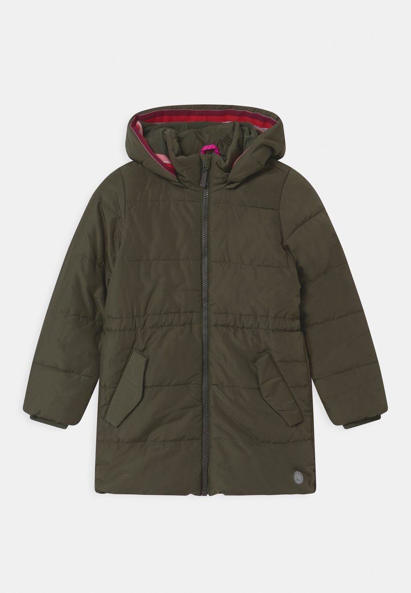 Mørkegrøn polstret jakke med hætte, der har en frontlynlås, to sidelommer og rød foring synlig indeni hætten.