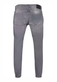 Grå denimjeans med slim fit, med en svart midjeblokk, fem lommer, og en sølvkjedeakcent på høyre side.
