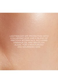 Crème légère avec une texture lisse et légèrement brillante ; présente un texte blanc superposé indiquant la protection SPF et les ingrédients botaniques.