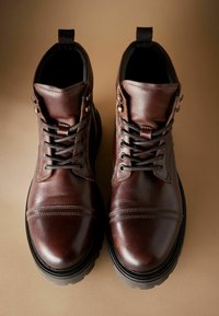 REGULAR FIT - SIGNATURE TOE CAP - Botine cu șireturi - brown