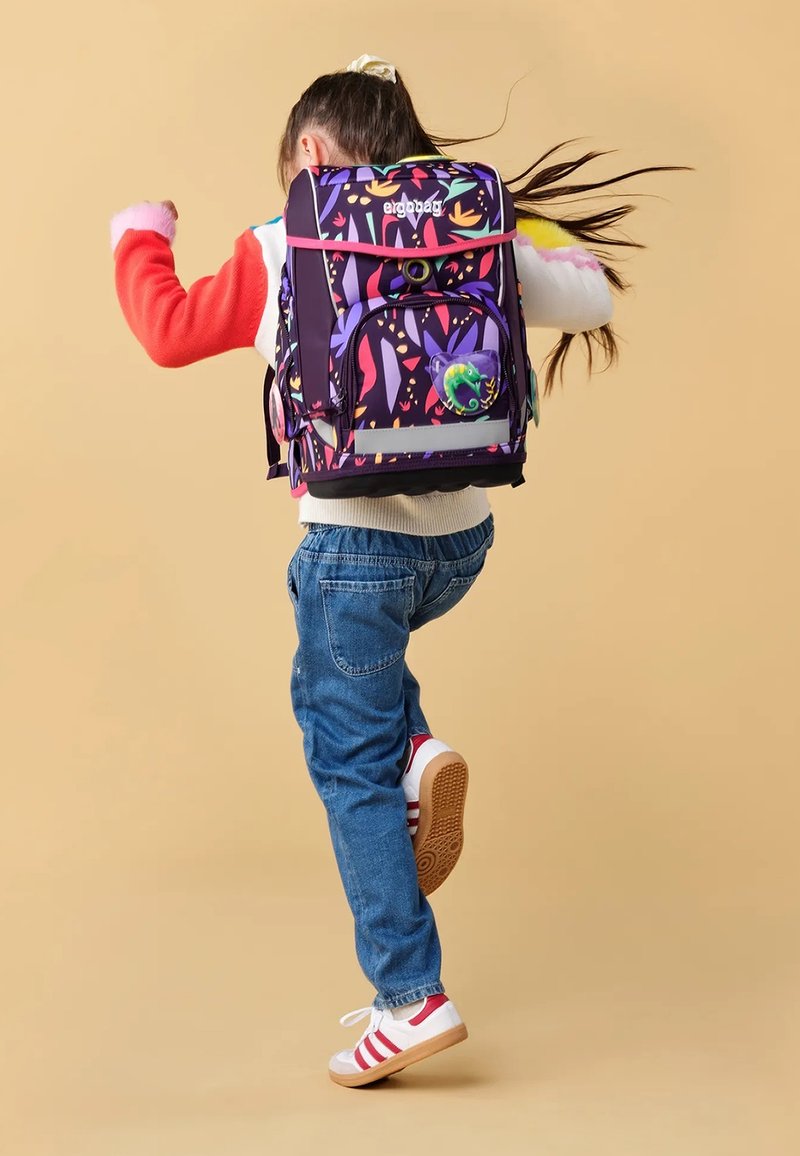 Un sac à dos violet avec des motifs abstraits colorés, des bretelles ajustables, une poche avant et un petit détail de caméléon sur le côté.