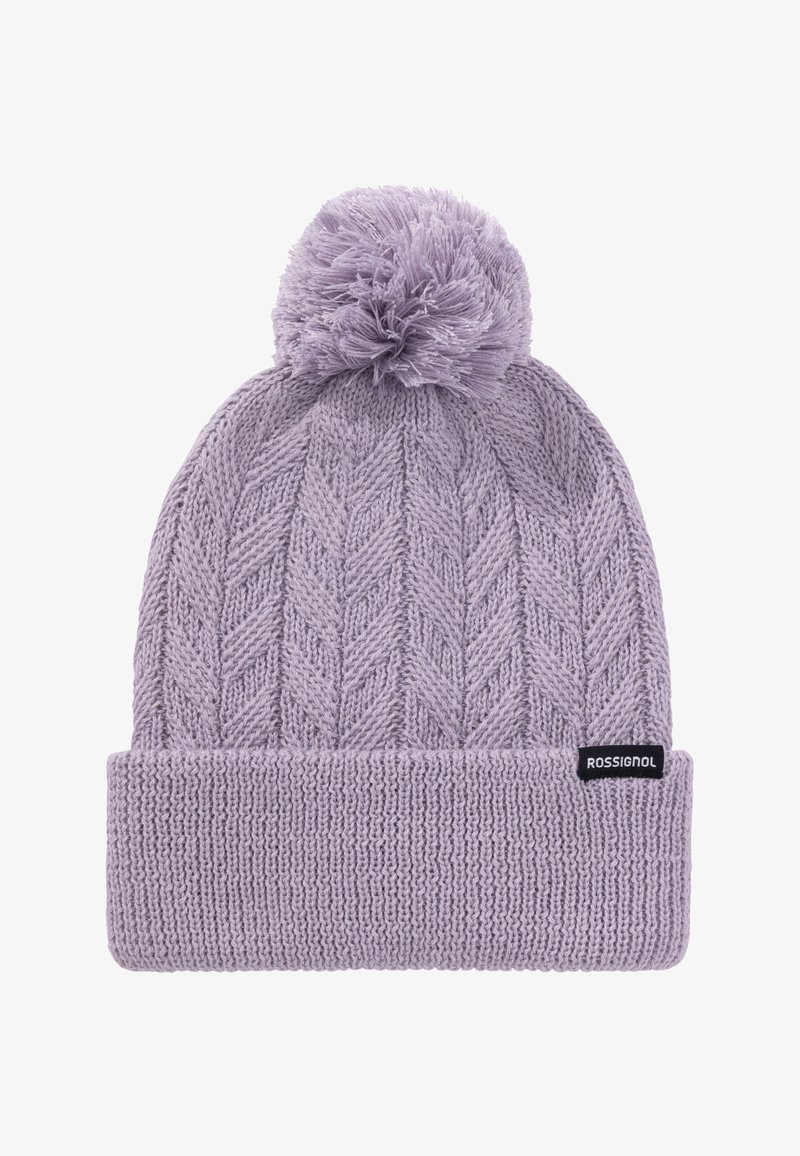 Cappello a maglia lavanda con un motivo a zig zag testurizzato, bordo a coste e un pompon soffice sopra. Presenta una piccola etichetta nera con il logo.