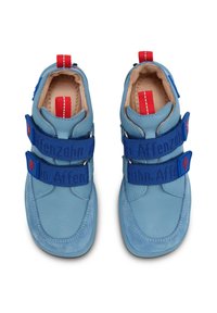 Scarpe in pelle blu con due cinturini in Velcro blu, caratterizzate da testo, accenti rossi e una texture liscia. Design con punta arrotondata.