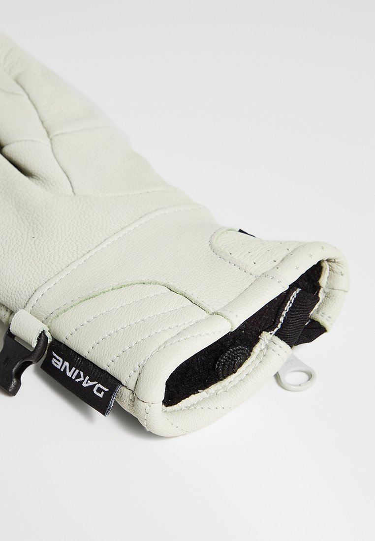 Lichtgrijze leren handschoen met gequilte uitstraling, zwarte binnenkant en verstelbare polsband. Bevat een lus voor bevestiging.