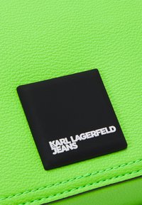 Karl Lagerfeld Jeans LOGO PATCH CAMERA - Taška s příčným popruhem - green gecko