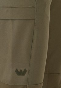 Olivgrön cargo-shorts, tillverkade av tyg med en slät textur. Har sidofickor, kontrastsömmar och en svart logotyp vid fållen.