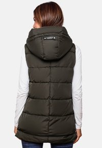 Gilet matelassé vert olive avec capuche, caractérisé par des segments matelassés horizontaux et une étiquette de logo. Tissu léger et isolant ; aucune fermeture avant visible.