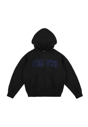 Czarna bluza z zamkiem na całej długości z dużym niebieskim logo "PRO STO" na klatce piersiowej, z kapturem na sznurki i dwiema kieszeniami z przodu.