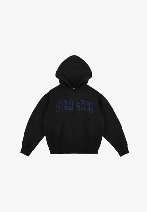Czarna bluza z zamkiem na całej długości z dużym niebieskim logo "PRO STO" na klatce piersiowej, z kapturem na sznurki i dwiema kieszeniami z przodu.