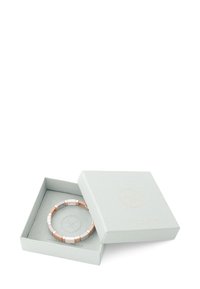 Pulsera de oro rosa y blanca con cuentas rectangulares y redondas alternas, presentada en una caja de regalo texturizada en azul claro.
