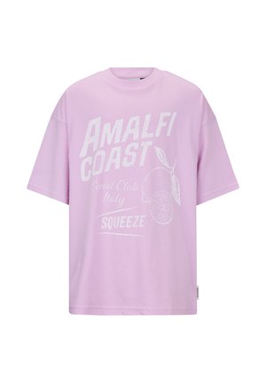 Lila oversized T-shirt met witte tekst "Amalfi Coast Social Club Italy Squeeze" en een citroengrafiek aan de voorkant.