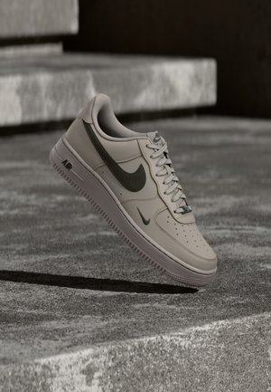 Nike Sportswear, AIR FORCE 1 07 - Tenisky - college grey/newsprint