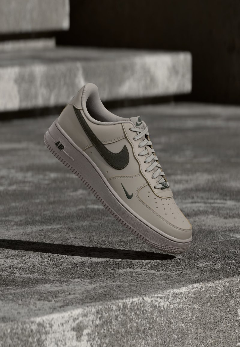AIR FORCE 1 07 TECH college grey/newsprint/grey