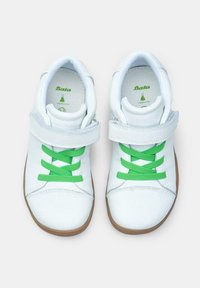 Białe skórzane sneakersy z zielonymi sznurówkami i rzepa, charakteryzujące się gładką fakturą i brązową gumową podeszwą. Widoczne logo marki wewnątrz.